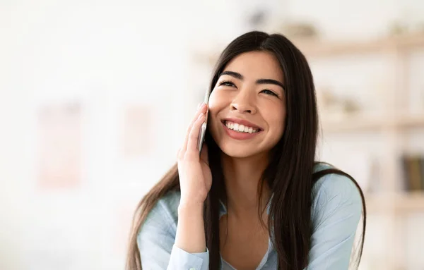 Trevligt att träffas. Närbild Porträtt av glada asiatiska flicka talar på mobiltelefon — Stockfoto