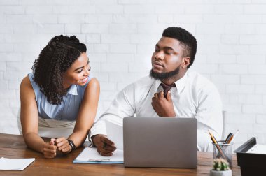 Çekici siyahi adam iş yerinde kadın kolajıyla taciz edilmiş.