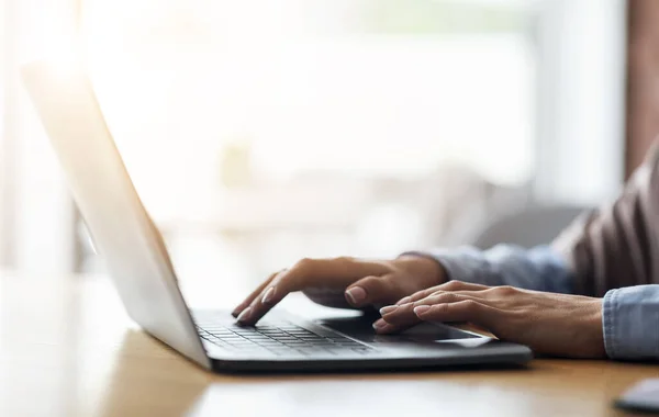 Unrecognizable woman typing on laptop at cafe — Stock Photo, Image