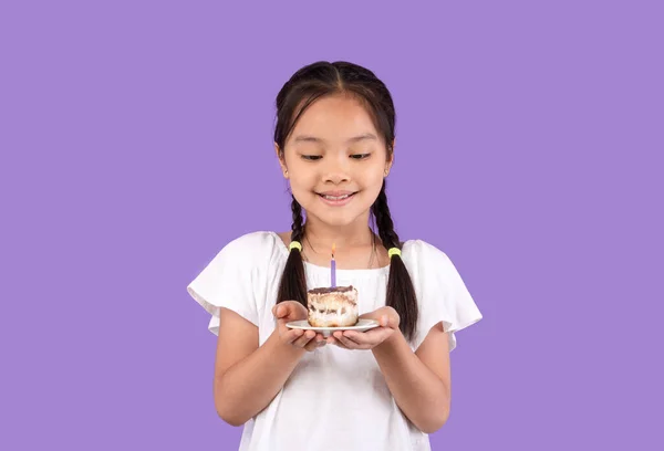 Menina coreana bonito segurando bolo de aniversário posando sobre fundo roxo — Fotografia de Stock