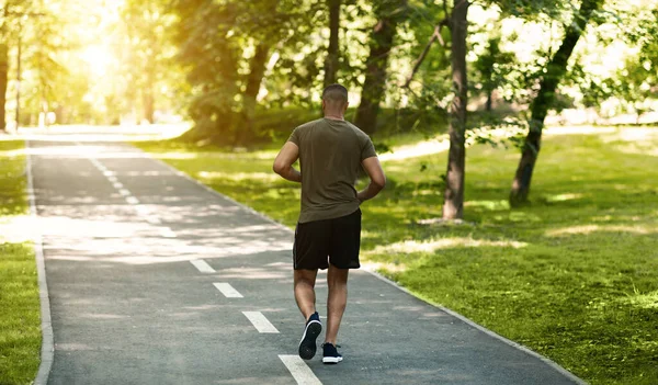 Vue arrière du jogging du coureur afro-américain au parc le matin d'été, espace vide — Photo