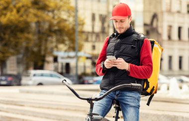 Bisikletli Teslimatçı Dışarıdan yemek siparişi alıyor.