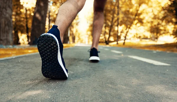 Unbekannter Afroamerikaner joggt an Herbsttag im Park — Stockfoto