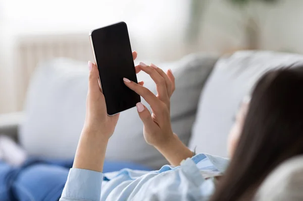 Imagen burlona de mujer irreconocible usando Smartphone con pantalla negra en casa — Foto de Stock
