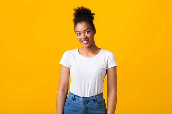 Close up portrait of shy afro woman looking at camera — Stock Photo, Image