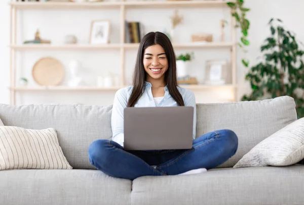 Conceito Freelance. Sorrindo menina coreana trabalhando online no laptop em casa — Fotografia de Stock
