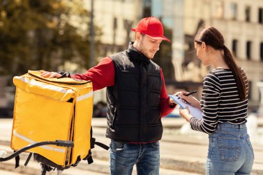 Müşteri Kağıtları İmzalayan Kız Teslimatçı Adam 'la Dışarıda Bekliyor