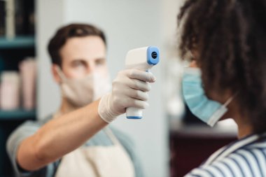 Master dokunmadan kızılötesi termometreyle istemciyi kontrol ediyor