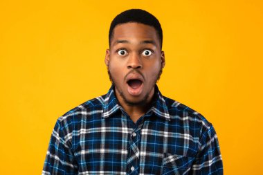 Şaşırtıcı Afrikalı Adam Kameraya Bakıyor, Stüdyo Çekimi