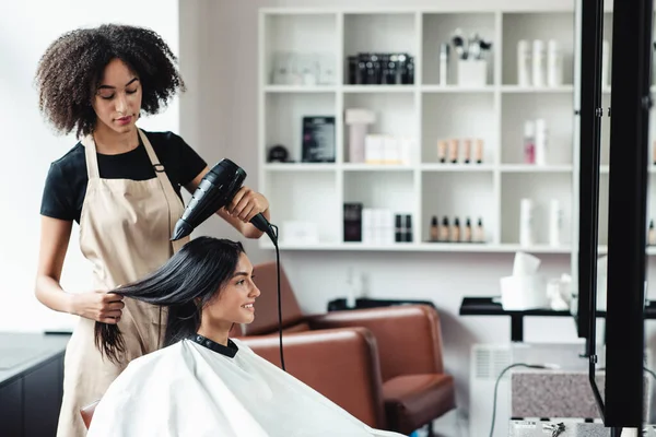 若い顧客のアフリカ系アメリカ人の美容師乾燥髪 — ストック写真