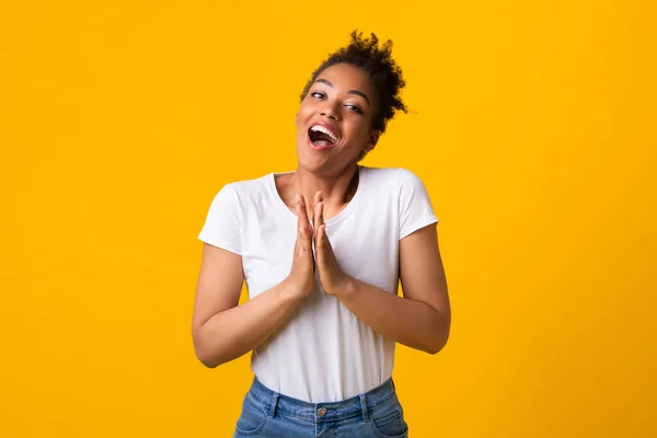 Jovem feliz levantando as mãos no estúdio — Fotografia de Stock