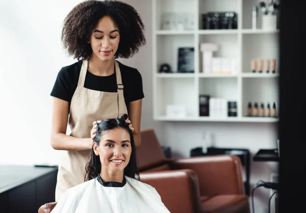 若い女性のための新しい髪型を作る美容師 — ストック写真