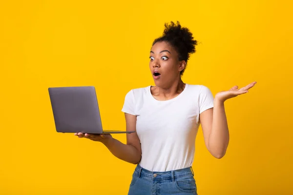 Verrast zwart meisje gevoel geschokt vasthouden laptop — Stockfoto