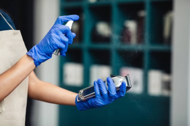 Berber dezenfektanı dezenfektanla dezenfekte ediyor.