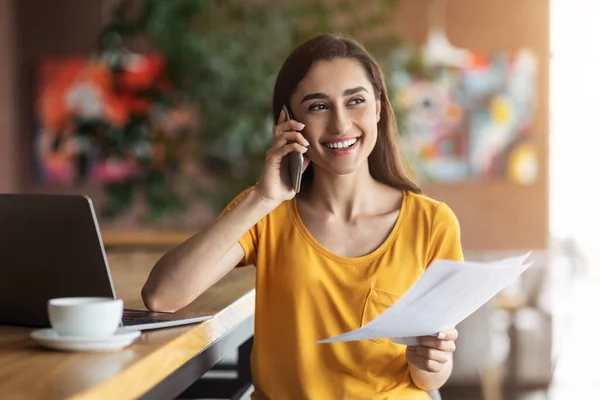 Jong arabisch meisje bespreken project met klant op telefoon — Stockfoto