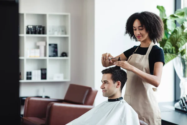 陽気な男取得新しいヘアカットで美容師,空のスペース — ストック写真