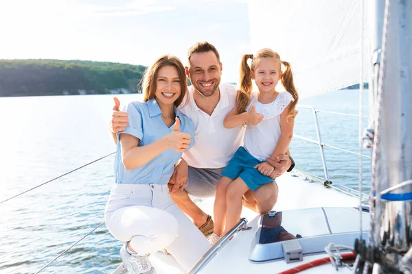 Família feliz no iate Gesturing Thumbs-Up Sentado no convés do veleiro — Fotografia de Stock