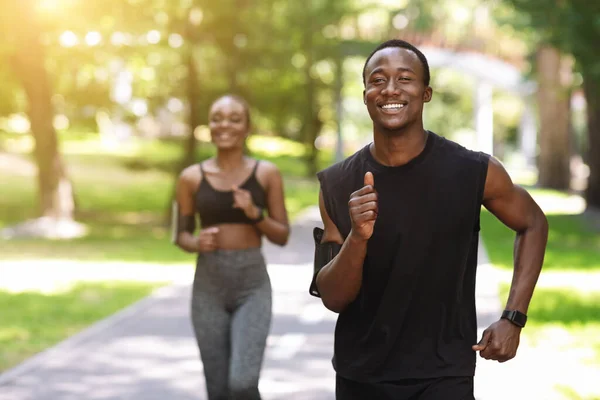 Ενεργό African American Ζευγάρι Jogging Στο Summer Park, απολαμβάνοντας υγιή τρόπο ζωής — Φωτογραφία Αρχείου