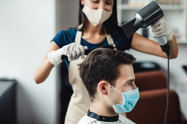 Young guy getting hairdo at salon, close up — Stock Photo, Image