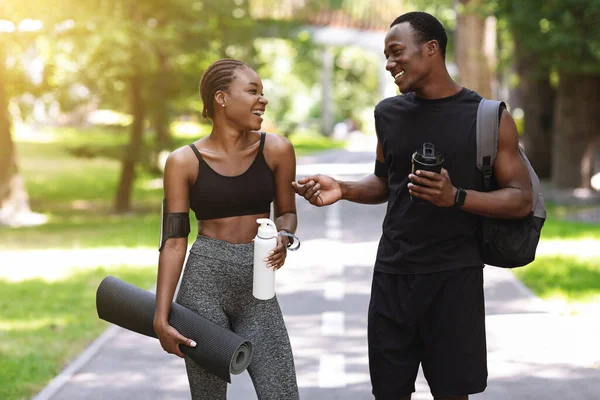 Dopo l'allenamento all'aperto. Atletica coppia africana chiacchierare dopo aver lavorato fuori nel parco — Foto Stock