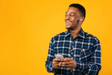 Akıllı Telefonlu Mutlu Afrikalı Podcast dinliyor, Stüdyo Çekimi