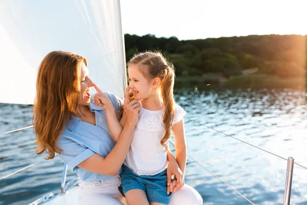 Matka a dcera Baví Během plavby Tour Venku — Stock fotografie