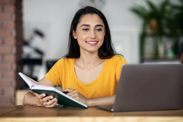 Student meisje op zoek naar part-time baan online, met behulp van laptop — Stockfoto