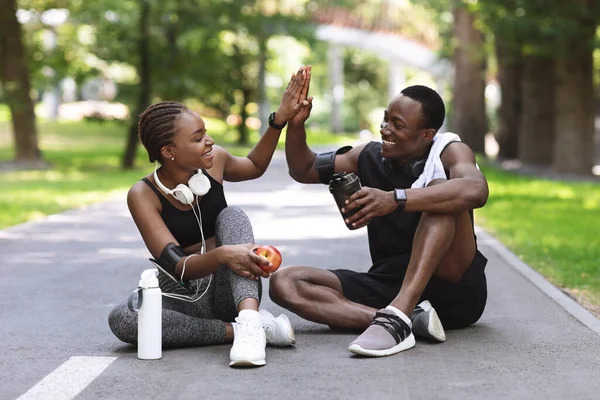 Objectivos de Relacionamento. Casal Africano Ativo High-Fiving um ao outro após o treinamento ao ar livre — Fotografia de Stock