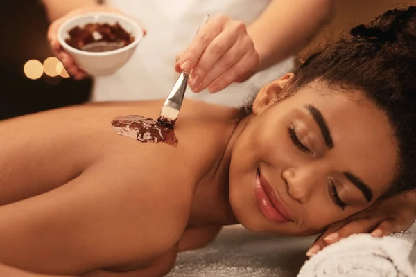 Body peeling procedure for african american smiling woman — Stock Photo, Image