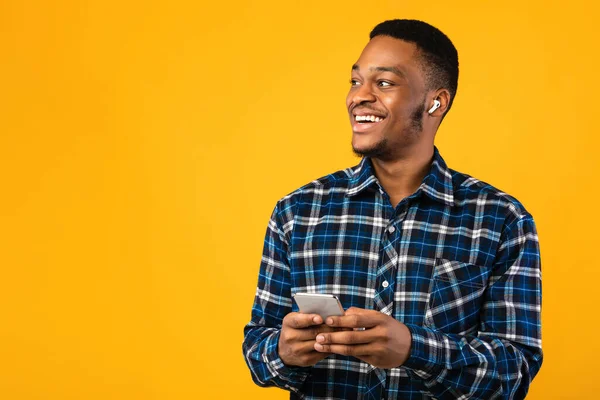 Cara Africano feliz com Smartphone Ouvindo Podcast, Estúdio tiro — Fotografia de Stock