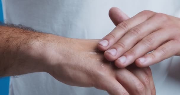 Hombre aplicando loción corporal en brazos para protección ultravioleta — Vídeo de stock