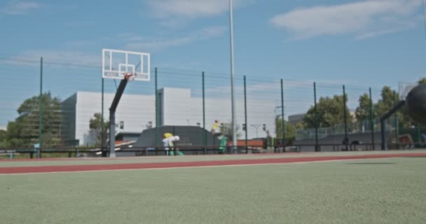 Salto de bola de basquete no chão da quadra ao ar livre — Vídeo de Stock