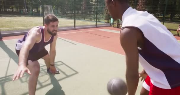 Diverse basketbalspelers oefenen een op een wedstrijd op het buitenterrein — Stockvideo