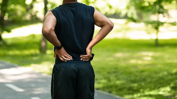 Μαύρος τύπος που έχει πόνο στην πλάτη κατά τη διάρκεια της πρωινής του διαδρομής στο πάρκο, αντίγραφο χώρου — Φωτογραφία Αρχείου
