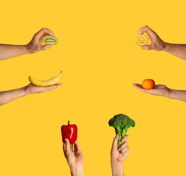 健康饮食。男性的手显示有机蔬菜和水果橙色背景，空旷的空间。大学生活 — 图库照片