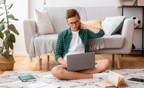 Concentrato teen ragazzo che studia a casa, utilizzando il computer portatile — Foto Stock