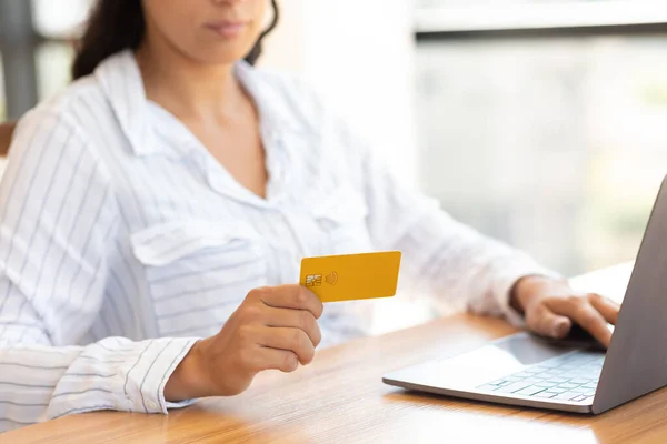 Affärskvinna som använder laptop och kreditkort hemma — Stockfoto