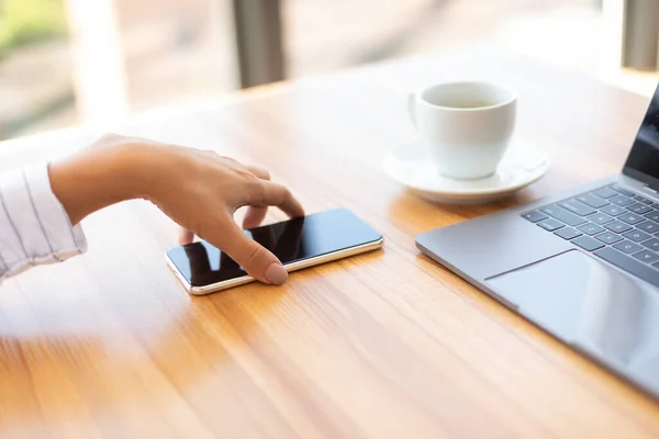 Bilder fra siden av kvinnen som holder smarttelefonen – stockfoto