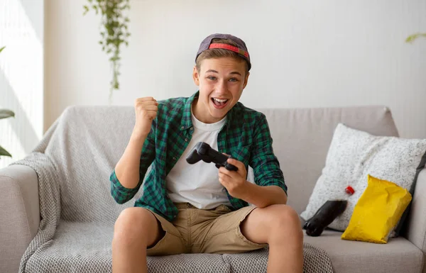 Adolescente positivo jugando videojuegos en casa — Foto de Stock