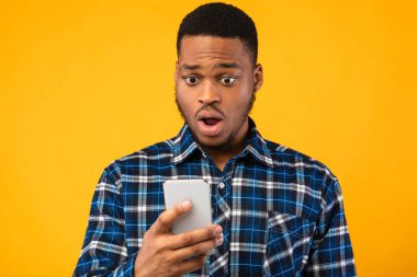 Stüdyoda Şok Olan Haberleri Okumak İçin Akıllı Telefona Bakan Şok Adam