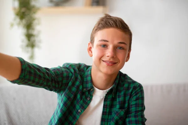 Guapo adolescente chico tomando selfie mientras pasar tiempo en casa —  Fotos de Stock