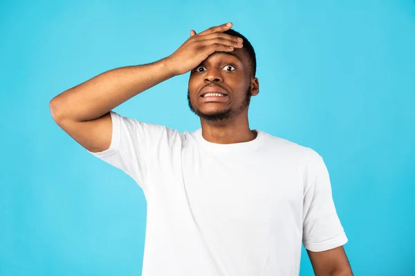 Bingung Afrika Amerika Guy Touching Head Berdiri Over Blue Background — Stok Foto