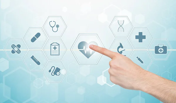 Medizintechnikkonzept. Männliche Hand drückt Herzsymbol auf virtuellem Bildschirm mit Biotech-Piktogrammen, Collage — Stockfoto