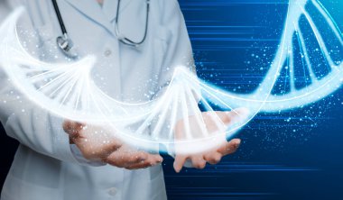 Tıpta genetik mühendisliği. Mavi arka plan üzerinde DNA molekülü kullanan kadın doktor, kolaj
