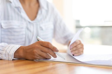 Modern ofiste belgeye bakan iş kadını