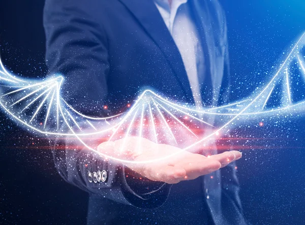 Resmi kıyafetli genç adam elinde DNA molekülü tutuyor, insan genom kodunu karanlık arka planda çalıştırıyor, kolaj