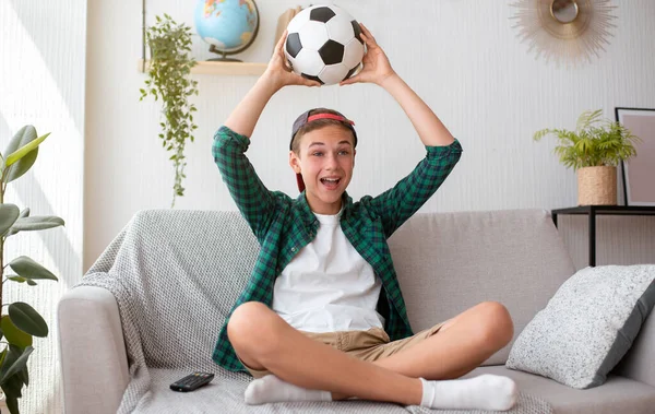 Emocjonalny nastolatek ogląda mecz w domu, świętując zwycięstwo — Zdjęcie stockowe