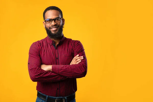Sonriente afro hombre posando sobre fondo amarillo — Foto de Stock