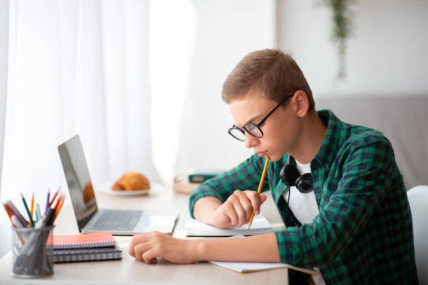 Intelligenter Schüler arbeitet hart an Hausaufgaben, Online-Bildung — Stockfoto