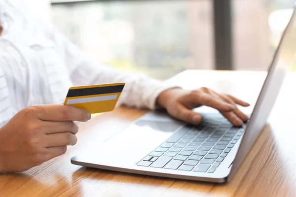 Laptopot és hitelkártyát használó nő otthon — Stock Fotó